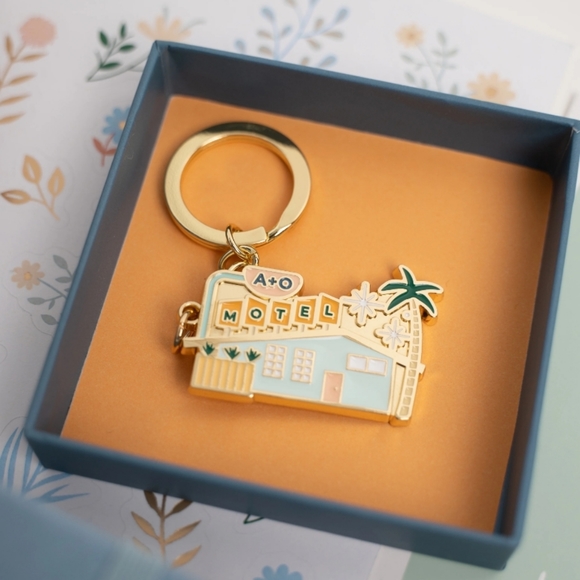 Vintage Motel Enamel Keychain - Picture 4 of 4